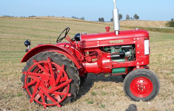 Veterantraktor - Volvo  - T 230 Viktor, 1960, 2 cyl diesel, 1052, 30 hk.  
Nya däck samt björnhjul ...